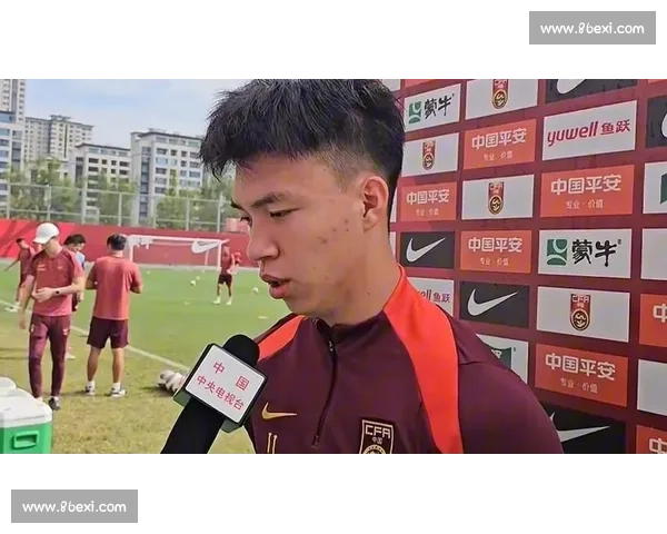 替补席难安!王钰栋半场边指挥边候命 替补席难安!王钰栋半场边指挥边候命