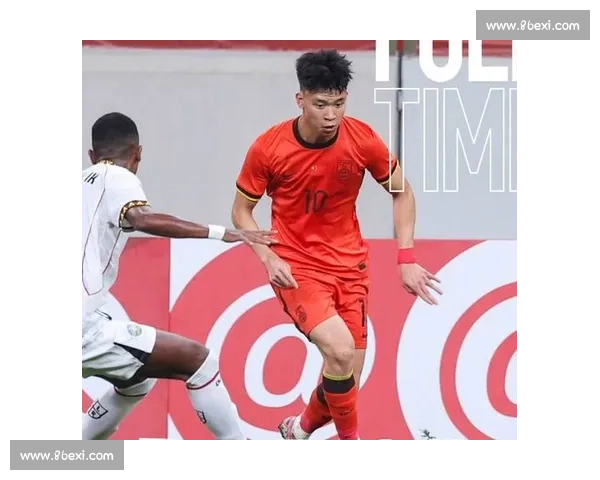 替补席难安!王钰栋半场边指挥边候命 替补席难安!王钰栋半场边指挥边候命