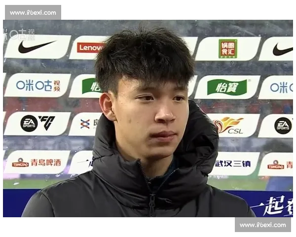 替补席难安！王钰栋半场边指挥边候命